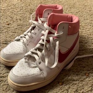 Women’s 6.5 Nikes